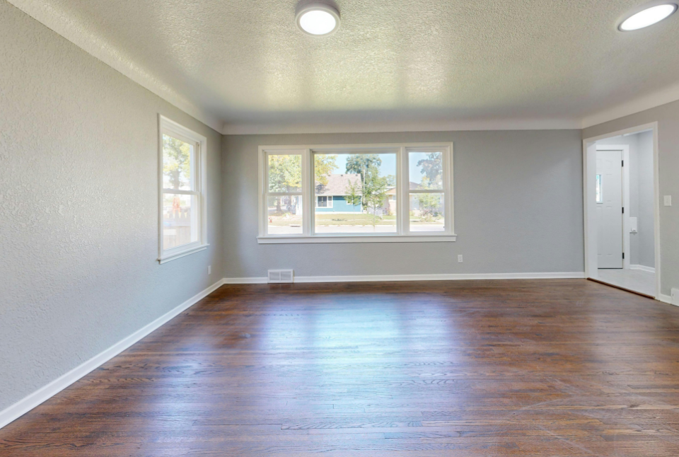 A professional moving specialist providing an accurate moving estimate for a client in Tennessee.